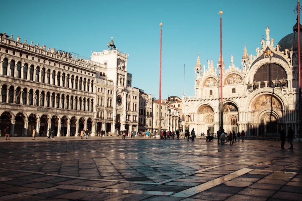 scopri l'affascinante viaggio da venezia a torino, dove la bellezza dei canali si incontra con l'eleganza della capitale del piemonte. esplora cultura, storia e gastronomia in un itinerario indimenticabile.